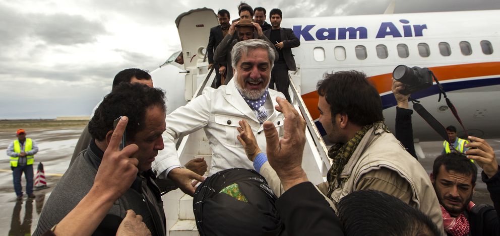 El doctor Abdulá es aclamado a su llegada al aeropuerto de Herat (Reuters).
