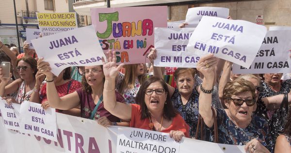 Foto: Manifestación en Maracena (Granada) en apoyo a su vecina Juana Rivas. (EFE)