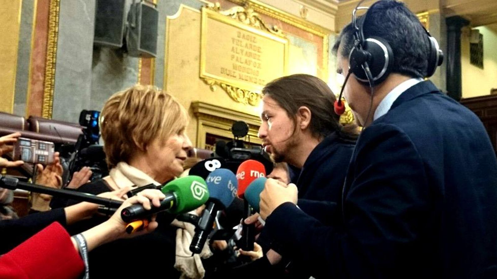 Foto: La vicepresidenta primera del Congreso, Celia Villalobos, y el líder de Podemos, Pablo Iglesias. (Efe) 