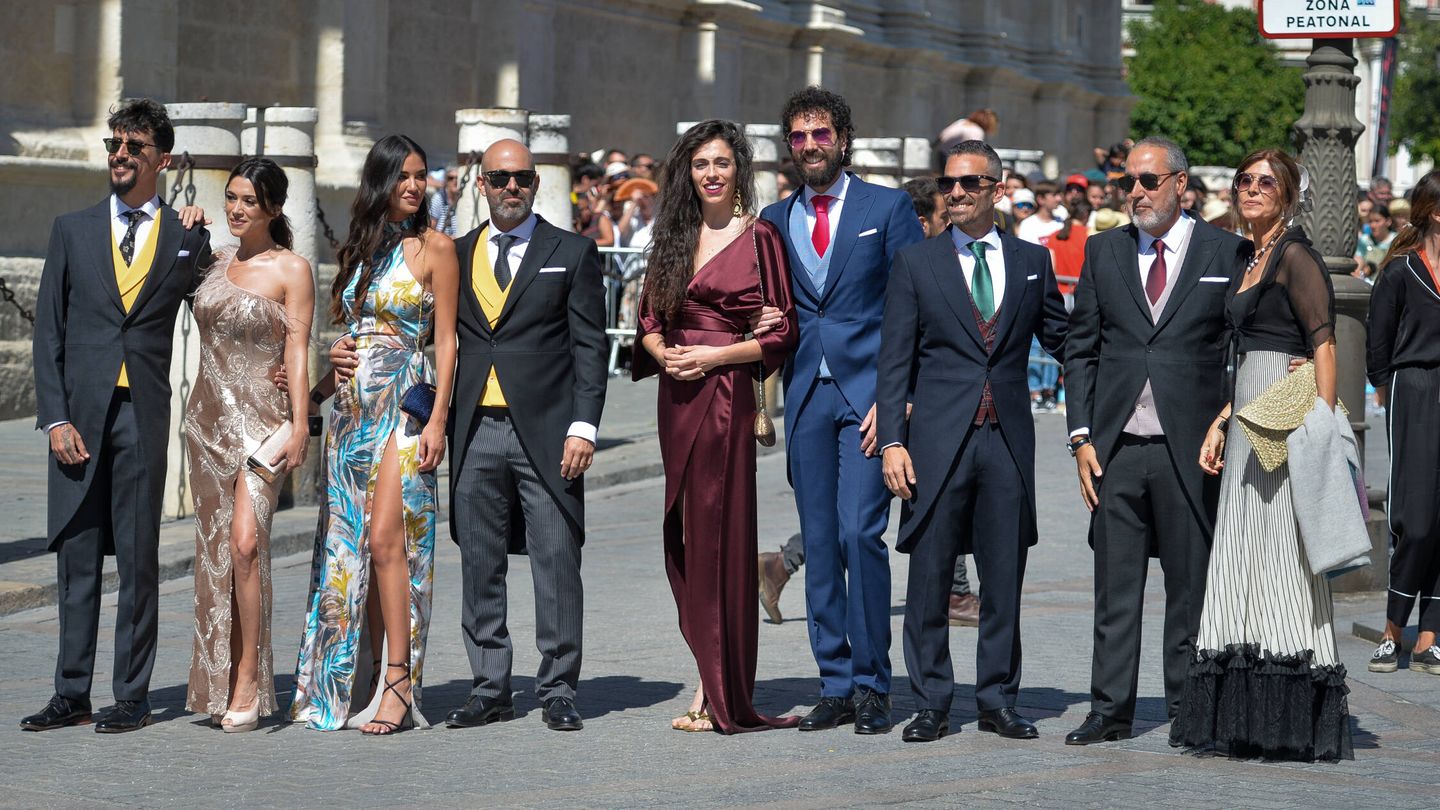 La pareja, a la izquierda, en la boda de Pilar Rubio y Sergio Ramos. (Getty)