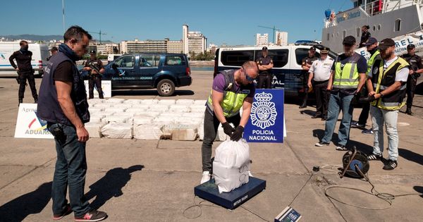 Foto: Agentes de la Policía Nacional y de la Agencia Tributaria pesan los 1.850 kilos de cocaína incautada a bordo del velero a su llegada a la Base Naval de Las Palmas de Gran Canaria. (EFE)