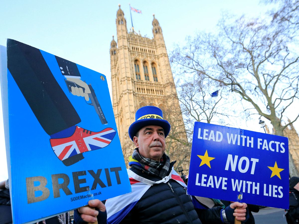 Foto: Un activista anti-Brexit protesta delante del Parlamento británico. (Reuters)