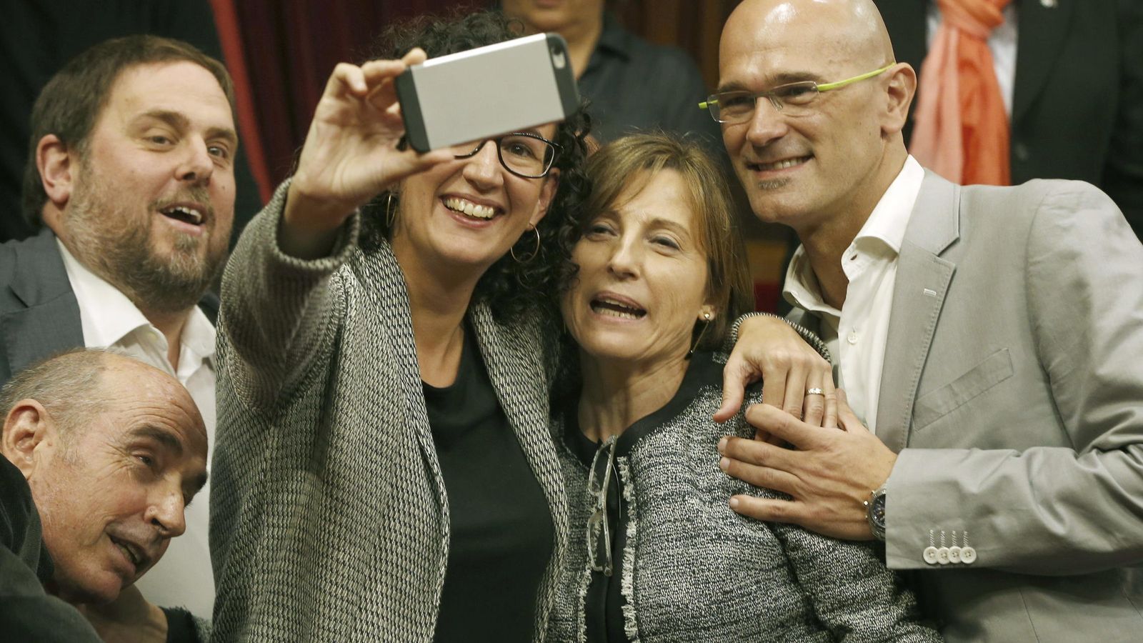 Foto: Los diputados de Junts pel Sí, Lluís LLach (i) Oriol Junqueras (2i), Marta Rovira (3i) y Raül Romeva (d), se fotografían con su compañera Carme Forcadell (2d), elegida presidenta del Parlament de Cataluña. (Efe)