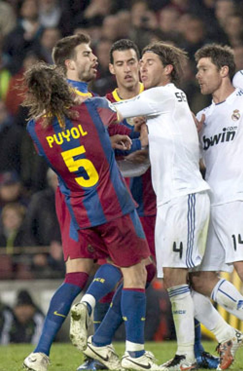 Foto: Ramos y Piqué abren una brecha en la defensa de la Selección