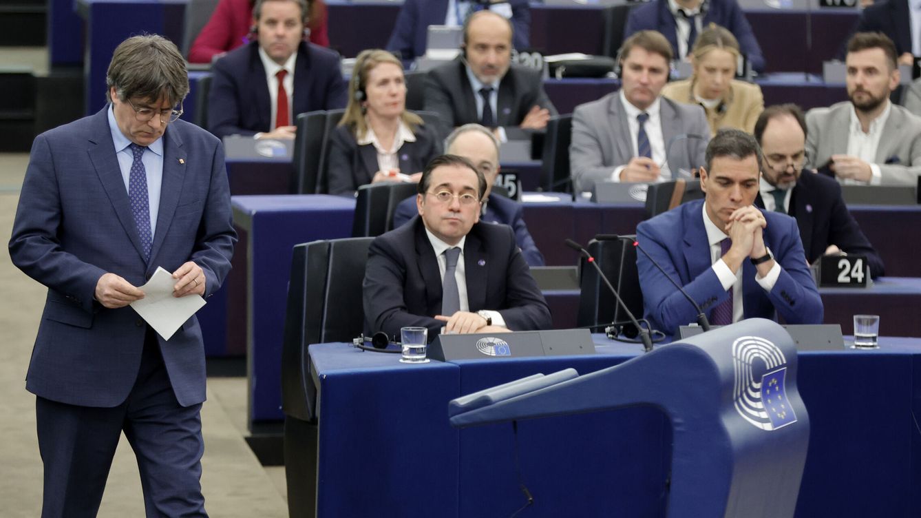 Foto: El expresidente catalán Carles Puigdemont pasa junto al presidente del Gobierno, Pedro Sánchez, y el ministro de Exteriores, José Manuel Albares. (EFE/Ronald Wittek)