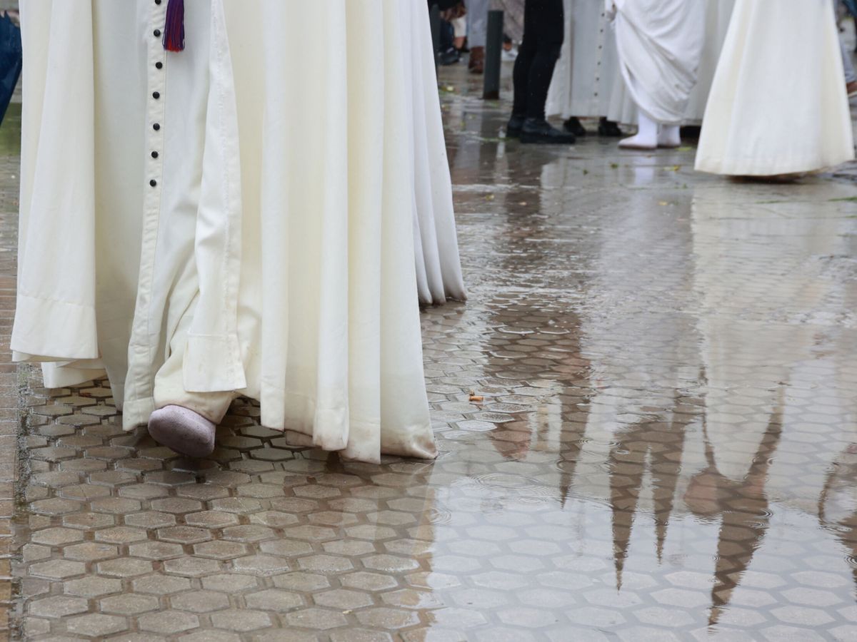Foto: La lluvia está afectando a muchas procesiones en Andalucía. (Rocío Ruz/Europa Press)