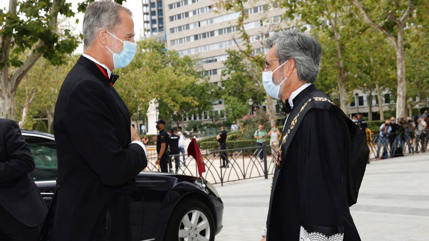 El rey Felipe VI, junto al presidente del CGPJ, Carlos Lesmes. (EFE)