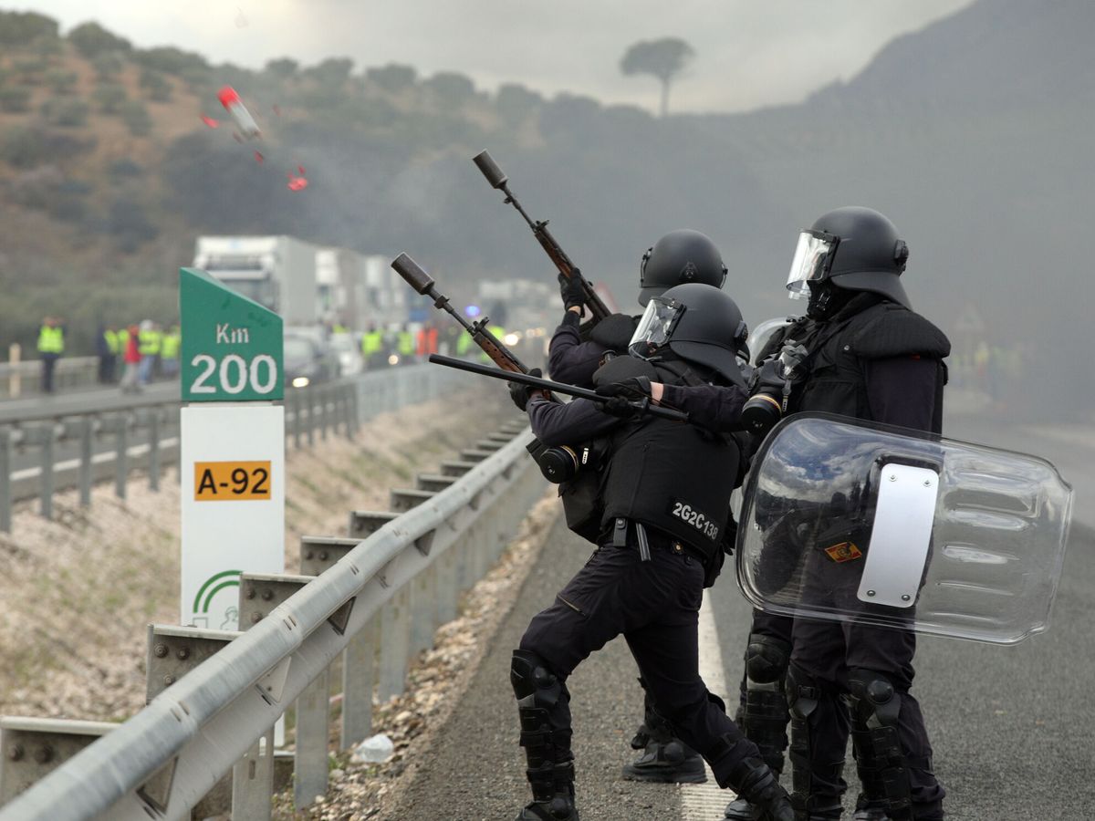 Foto: Carga de la policía en la Autovía A92. (EFE/Pepe Torres)