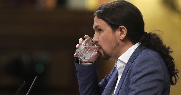 Foto: El líder de Podemos, Pablo Iglesias, bebe agua durante su intervención hoy en el Congreso de los Diputados para defender su programa de gobierno, en el debate de la moción de censura. (EFE)