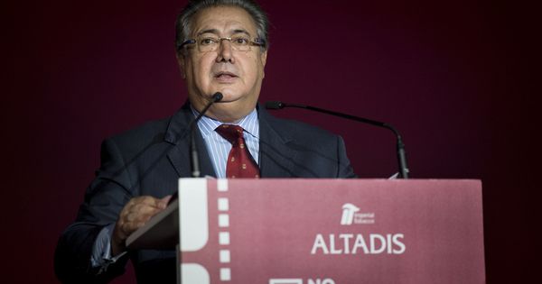 Foto: El ministro del Interior, Juan Ignacio Zoido, durante su intervención en el III Congreso frente al contrabando de tabaco de Altadis. (EFE)