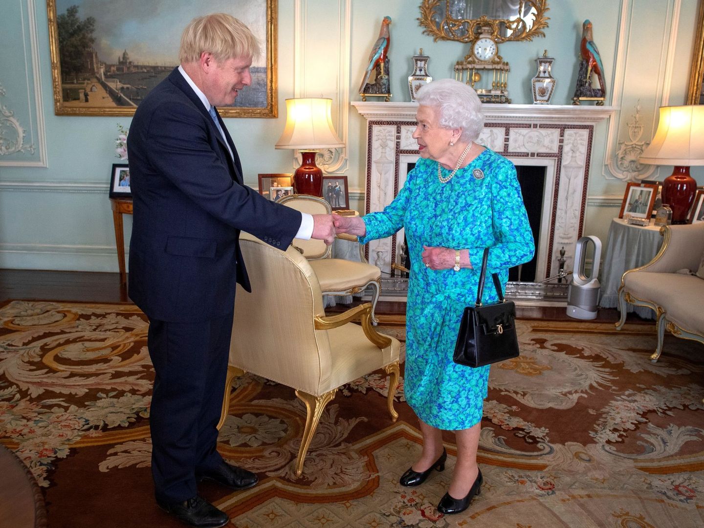 Isabel II, con Boris Johnson, en una imagen reciente. (EFE)