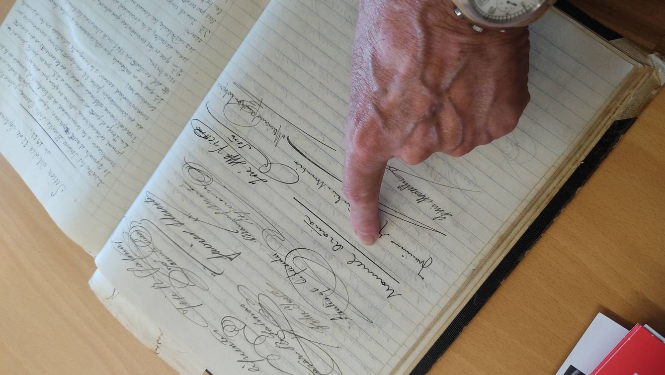José Félix Huerta señala la firma de Manuel Azaña en uno de los libros de actas de la Sociedad.