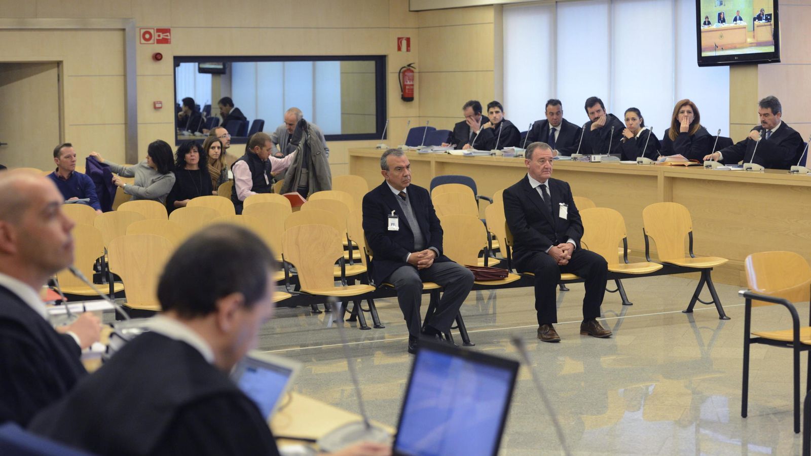 Foto: El ex director general de la CAM Roberto López Abad (i) y el exdirectivo Juan Ramón Avilés (d), durante el juicio. (EFE)