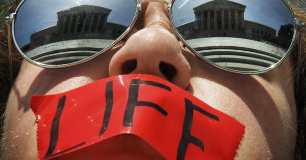 Foto: Activista anti-aborto frente a la Corte Suprema en Washington. (Reuters)