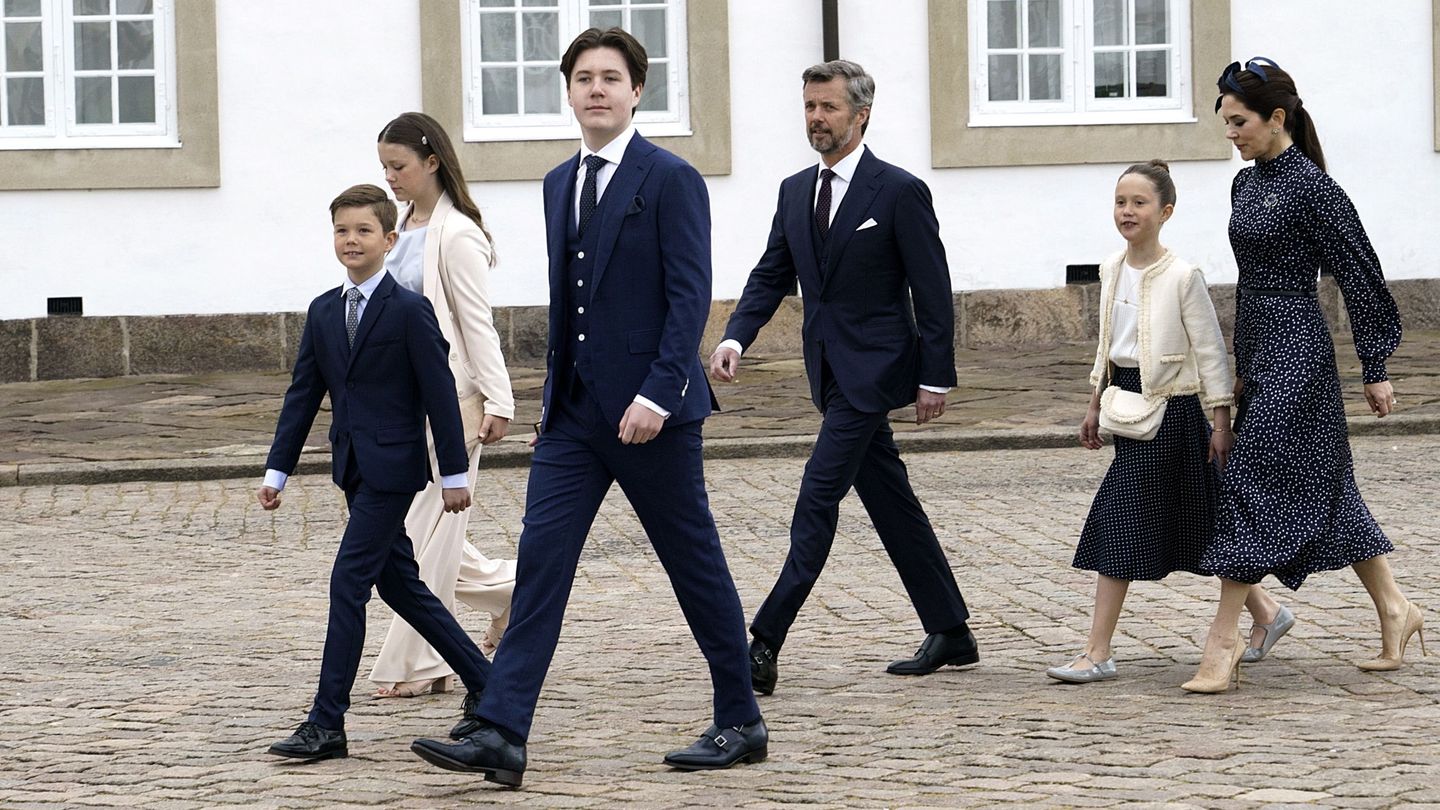 Christian de Dinamarca acompañado de sus padres y hermanos en el día de su confirmación. (EFE)