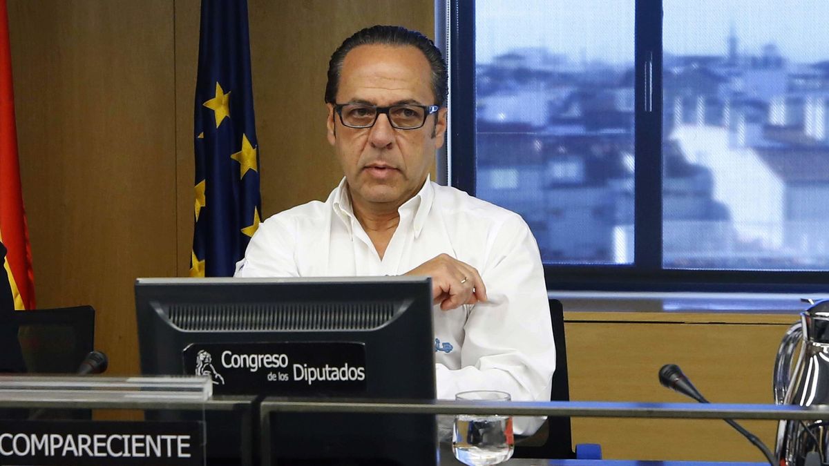 Del "vendedor de chochonas" a las gafas de Rajoy: el 'show' de 'El Bigotes' en el Congreso