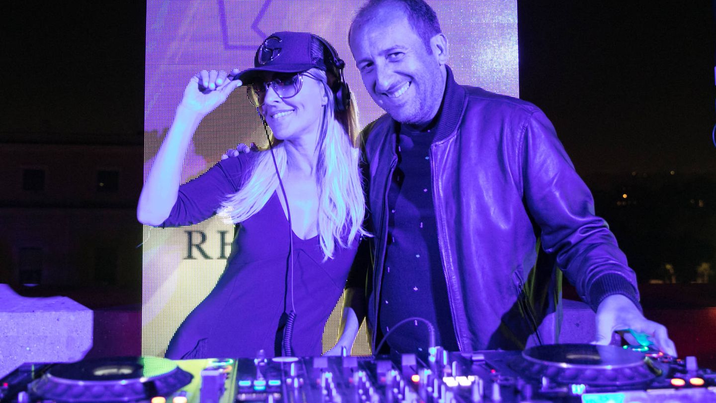 Cayetana Guillén Cuervo, con el DJ Sebastián Gamboa.