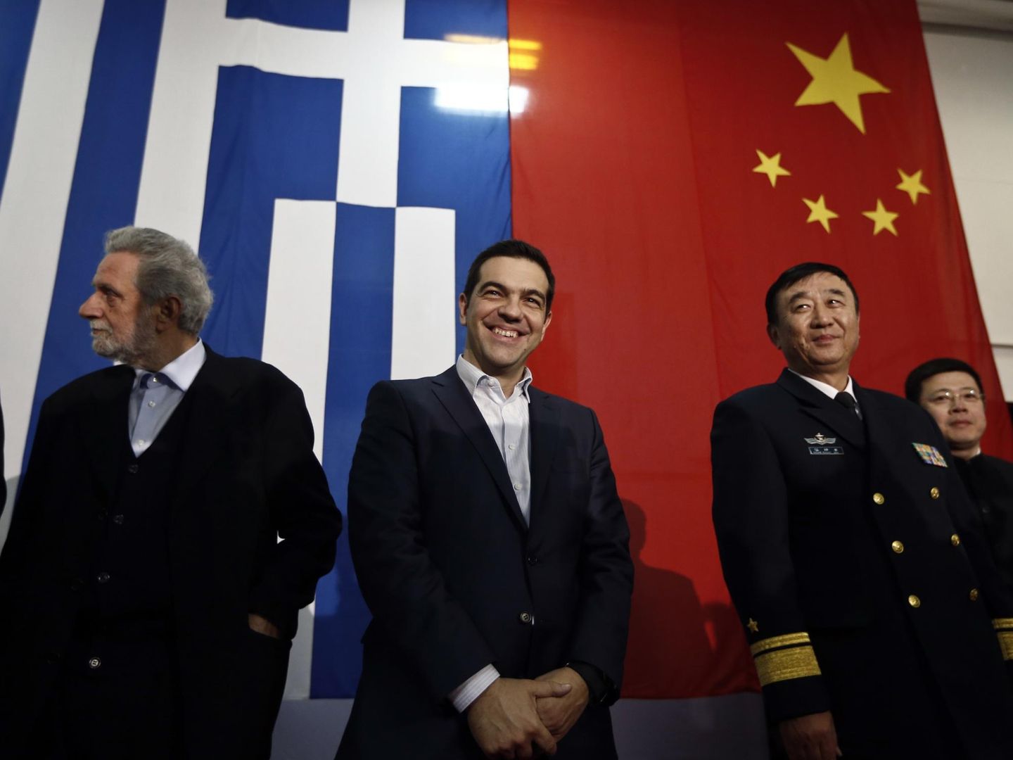 El primer ministro griego Alexis Tsipras a bordo de la fragata Changbaishan, atracada en el puerto del Pireo, en febrero de 2015. (Reuters)