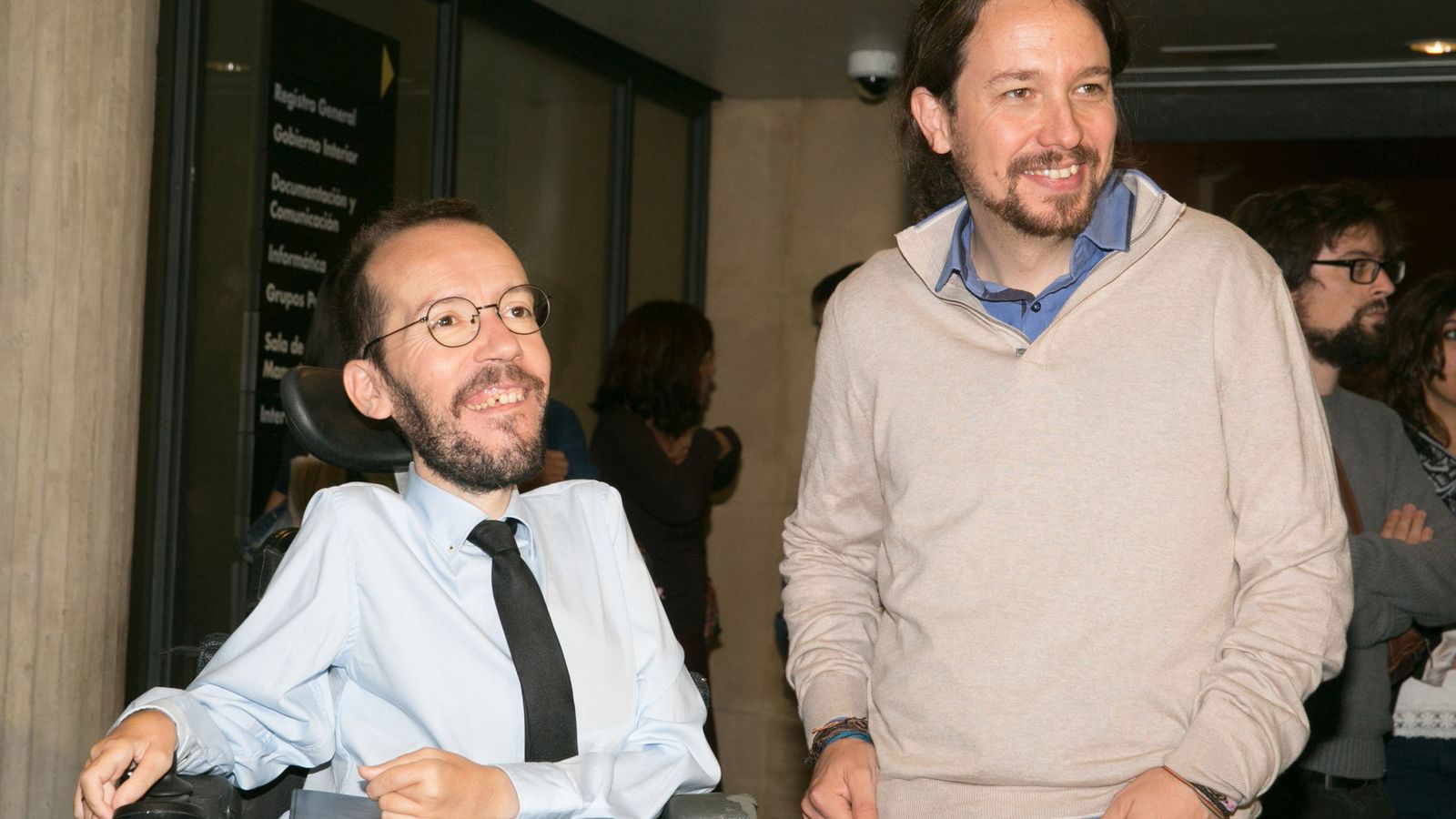Foto: El secretario general de Podemos, Pablo Iglesias (d), y el secretario de Organización del partido y secretario general de Aragón, Pablo Echenique, en el Palacio de la Aljafería de Zaragoza. (EFE)