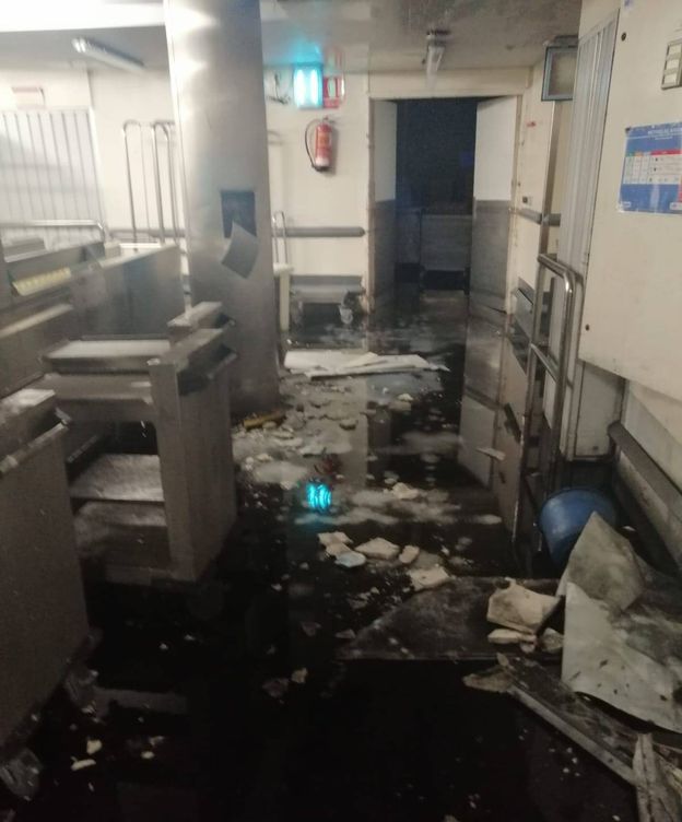 Foto: El techo de la cocina del Hospital del Gregorio Marañón cae sobre el lavavajillas y lo inutiliza. (Europa Press)