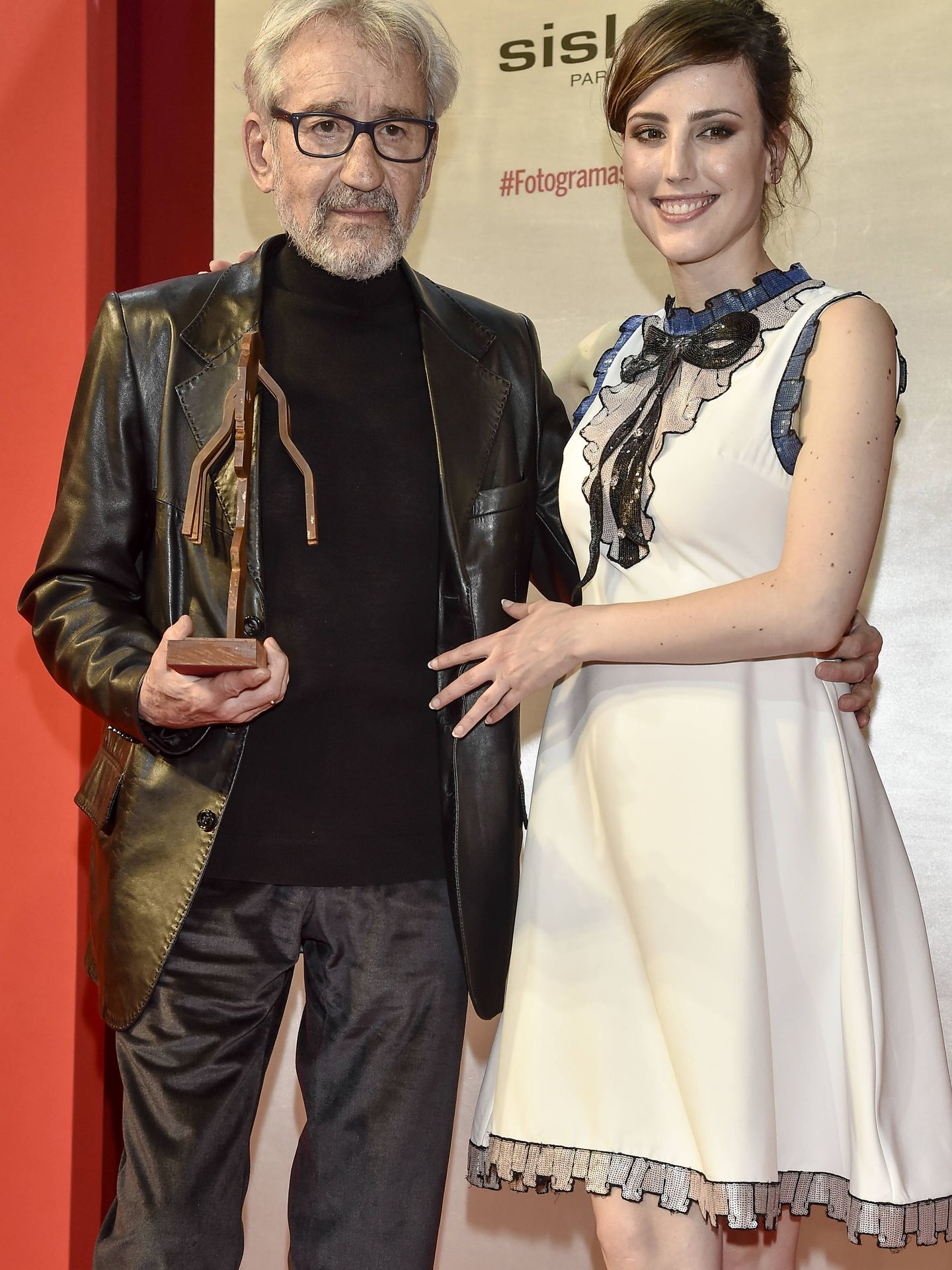 Natalia Molina, entregando el premio mejor actor de teatro a José Sacristán, Goya de Honor 2022. (EFE/Kiko Huesca)