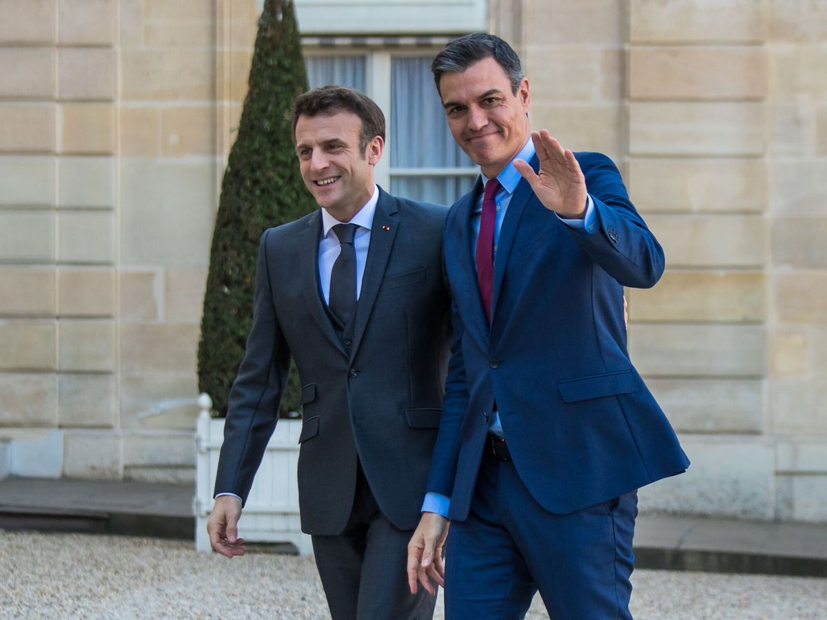 Foto: El presidente francés, Emmanuel Macron (i), y Pedro Sánchez. (EFE/Christophe Petit Tesson)