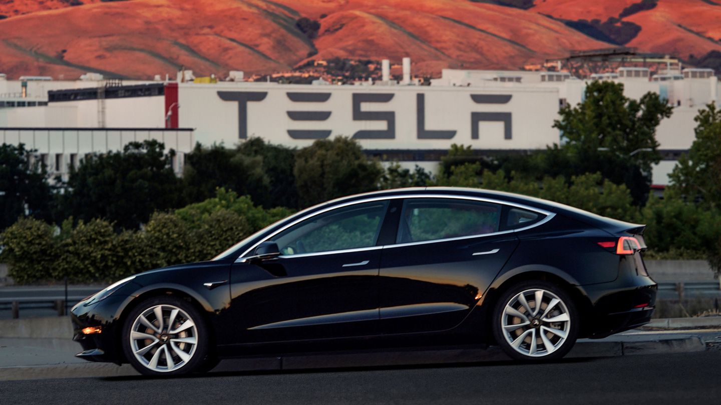 Tesla prevé vender 700.000 unidades anuales de su Model 3. (Reuters)