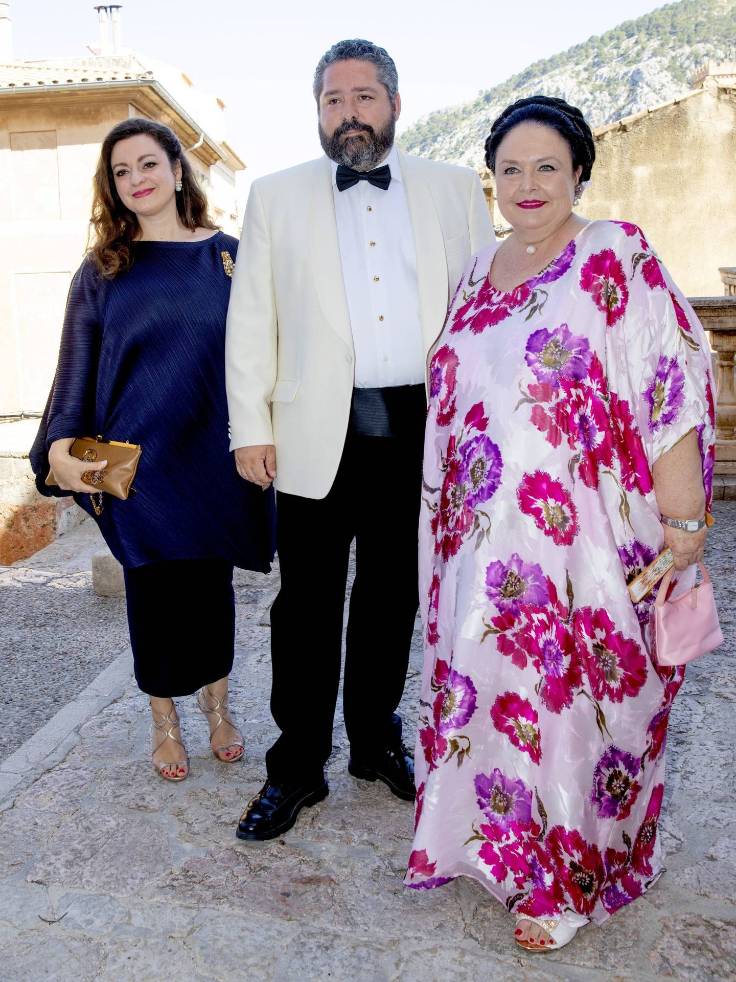 María de Rusia, con su hijo y su nuera, en una boda en Mallorca en 2019. (Cordon Press)