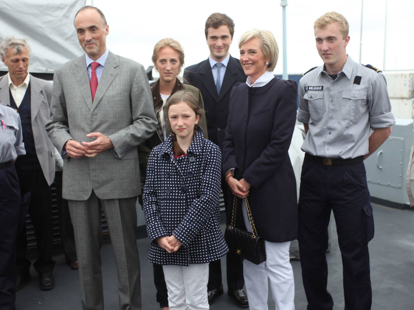 El príncipe Joaquín de Bélgica (derecha), junto a sus padres y sus hermanos el día de su graduación. (Getty)