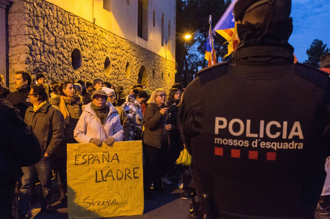 Unas 50 personas han protestado contra Rajoy frente a la empresa. (D.B.)