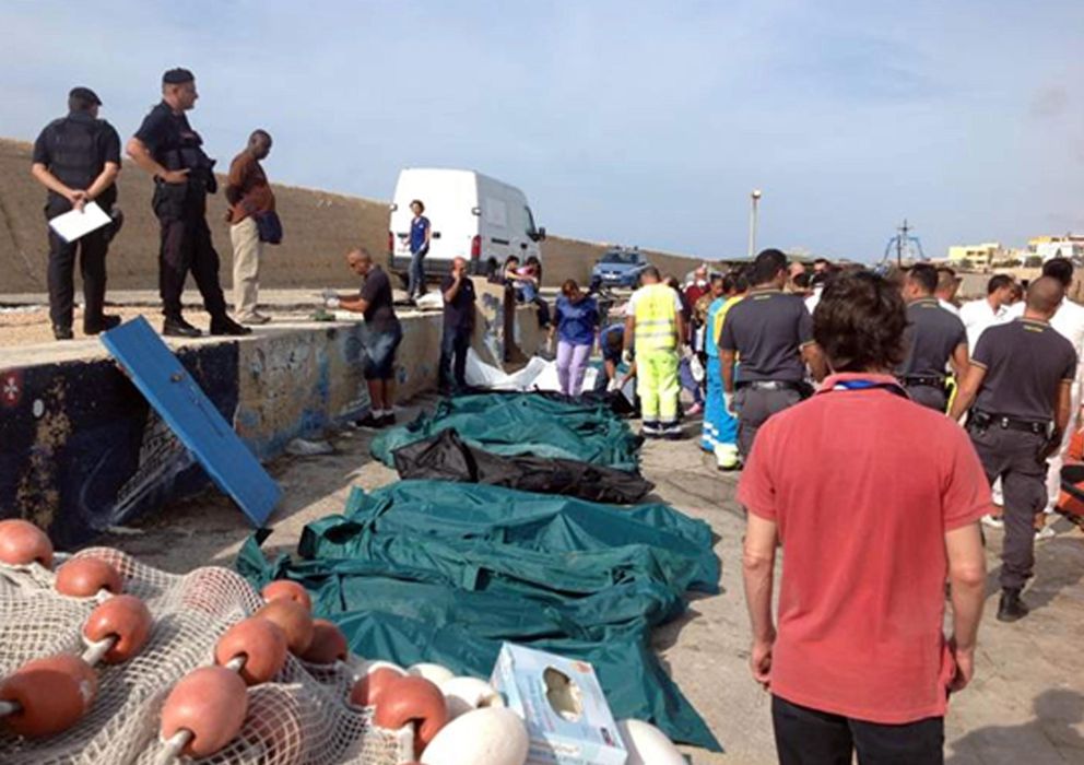 Foto: Decenas de cadáveres son cubiertos en el puerto de Lampedusa en Italia (EFE)