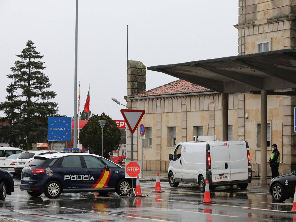 Foto: Portugal y España mantendrán cerrada la frontera otros 15 días. (EFE) 