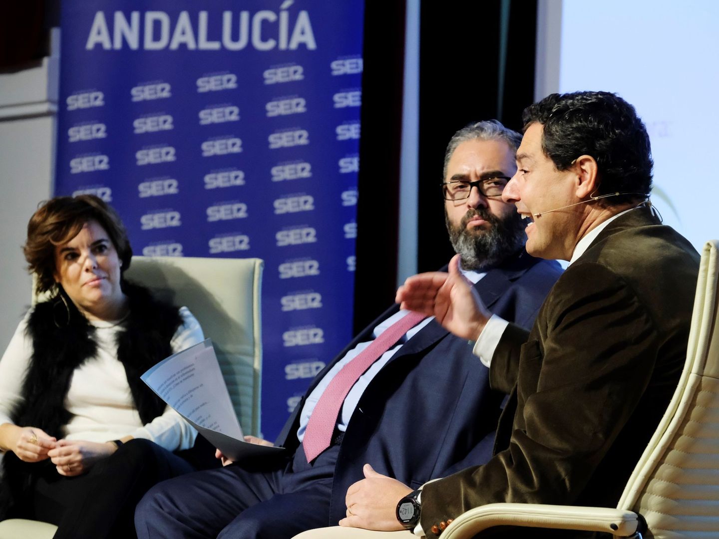La vicepresidenta del Gobierno, Soraya Sáenz de Santamaría, junto al presidente del PP andaluz, Juan Manuel Moreno. (EFE)