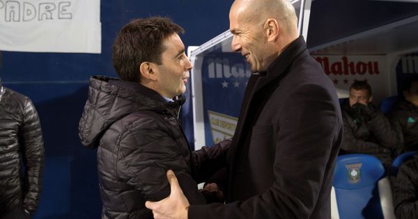 Foto: Garitano y Zidane se saludan en el Leganés-Real Madrid de Copa. (EFE)