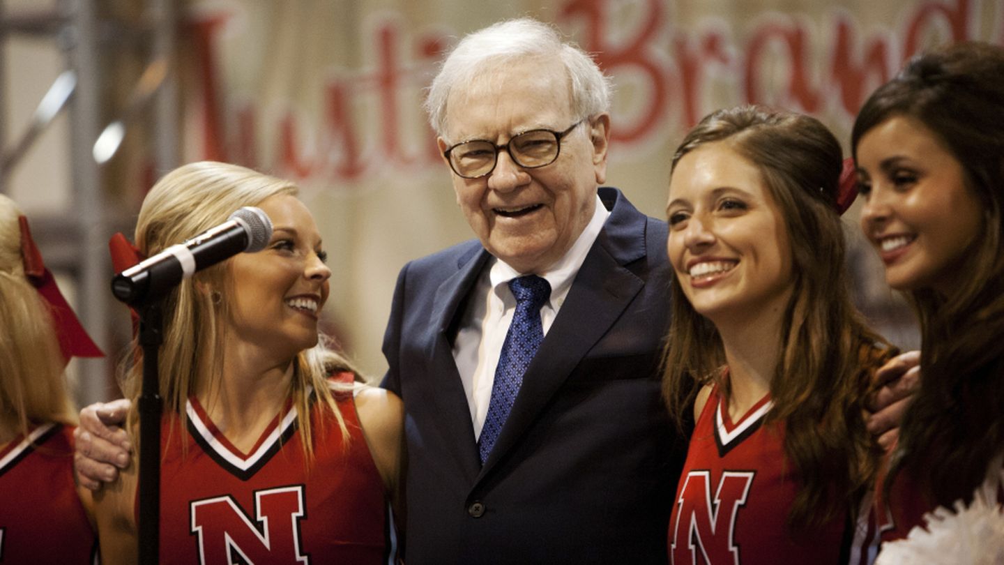 Warren Buffett canta junto a animadoras de la Universidad de Nebraska durante un encuentro de inversores en Omaha (Reuters).