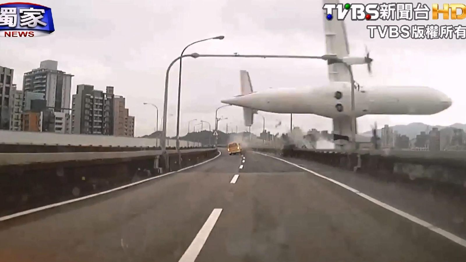 Foto: El avión de TransAsia se estrella en el río Jilong en Taipei (Taiwán), el pasado 4 de febrero (EFE)