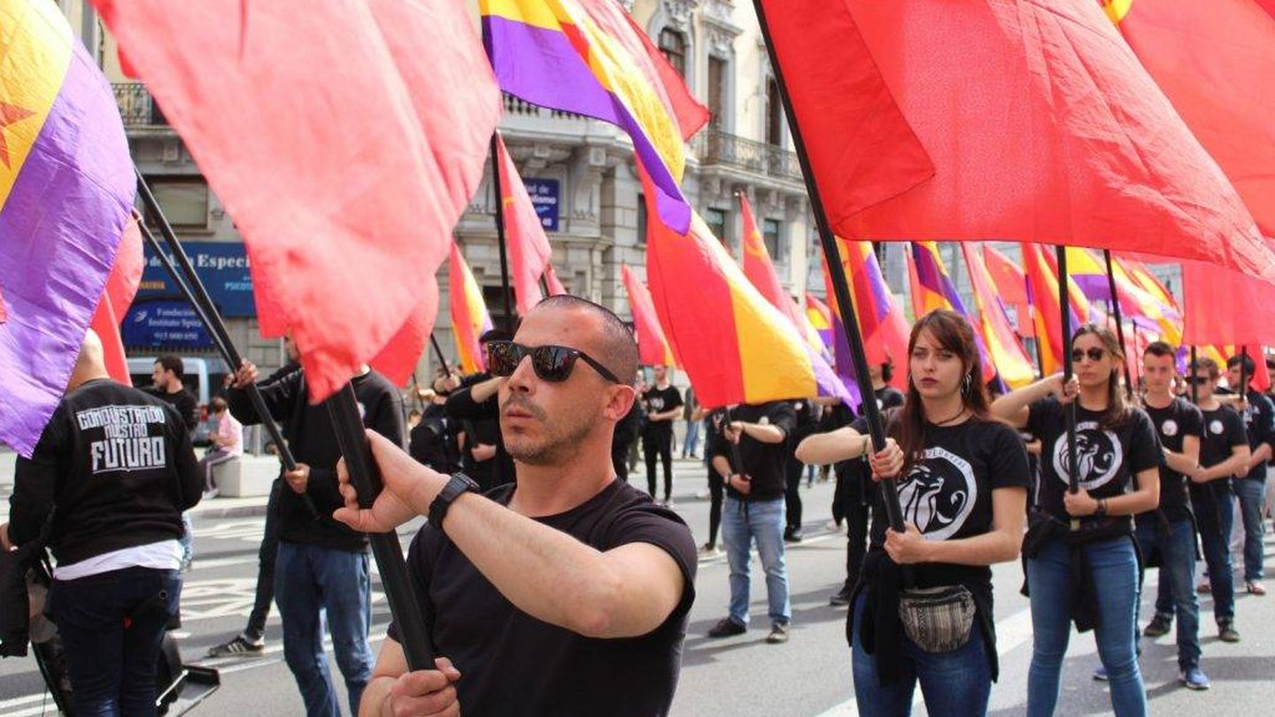 Desfile de Reconstrucción Comunista cada 14 de abril por el centro de Madrid.