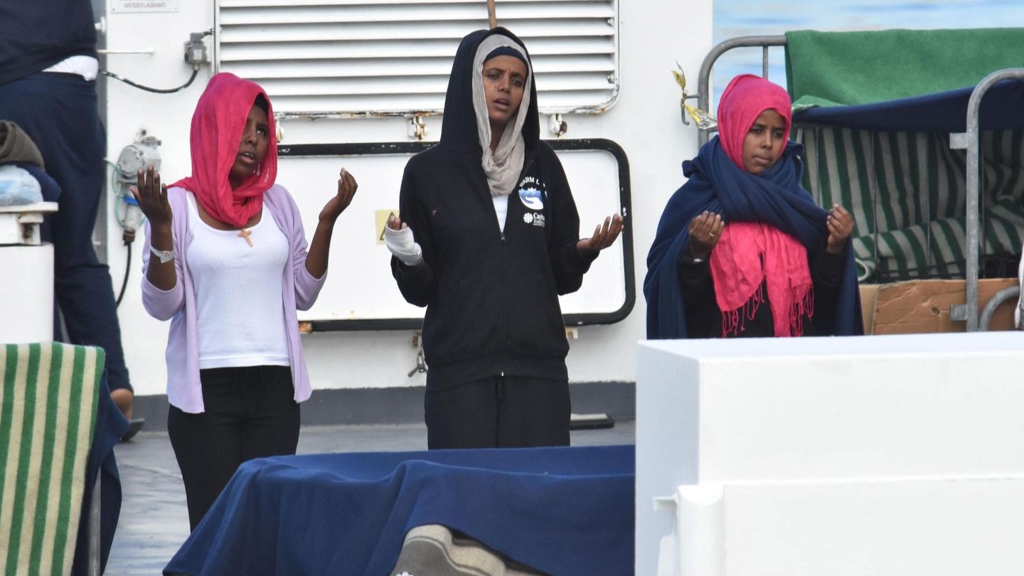 Tres mujeres a la espera de ser desembarcadas del 'Diciotti' (EFE)