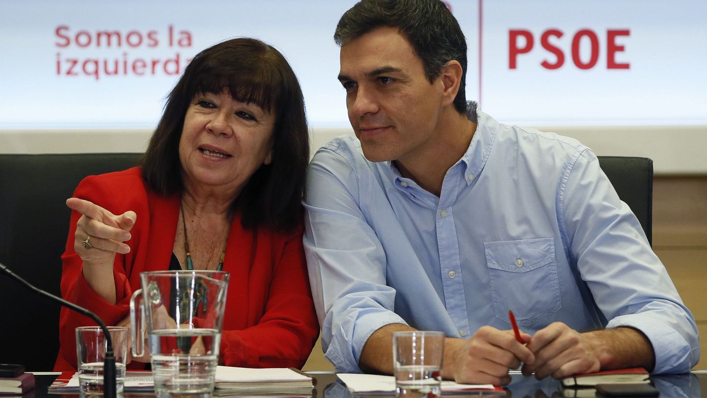El secretario general del PSOE, Pedro Sánchez, junto a  Cristina Narbona, presidenta del partido. (EFE)