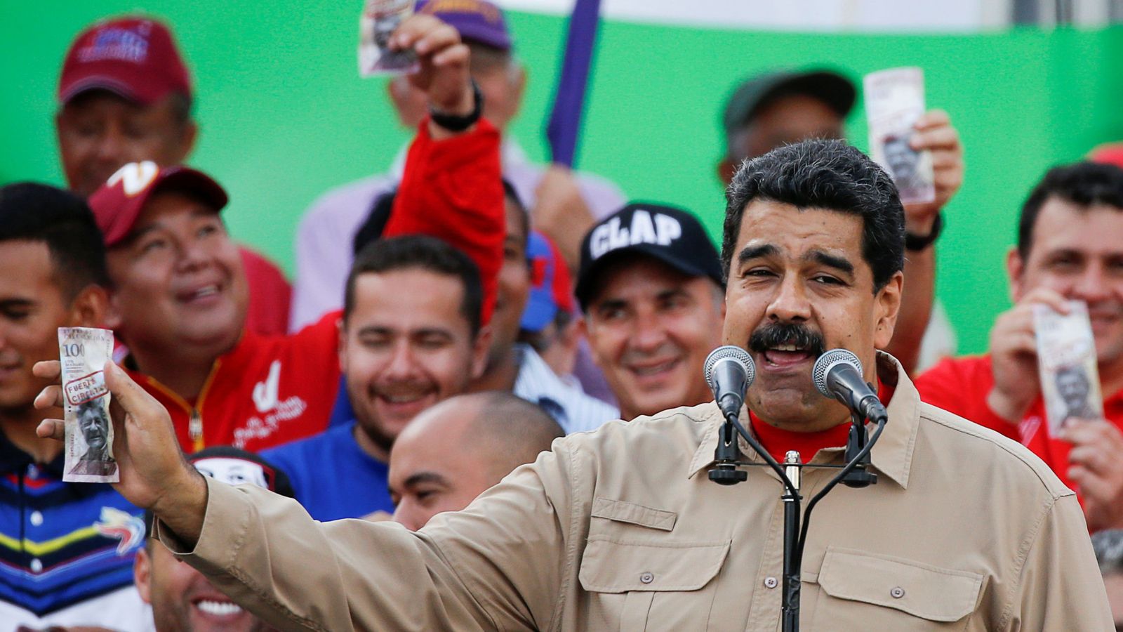 Foto: Nicolás Maduro sujeta un billete de 100 bolívares defendiendo su retirada en un mitin. (Reuters)