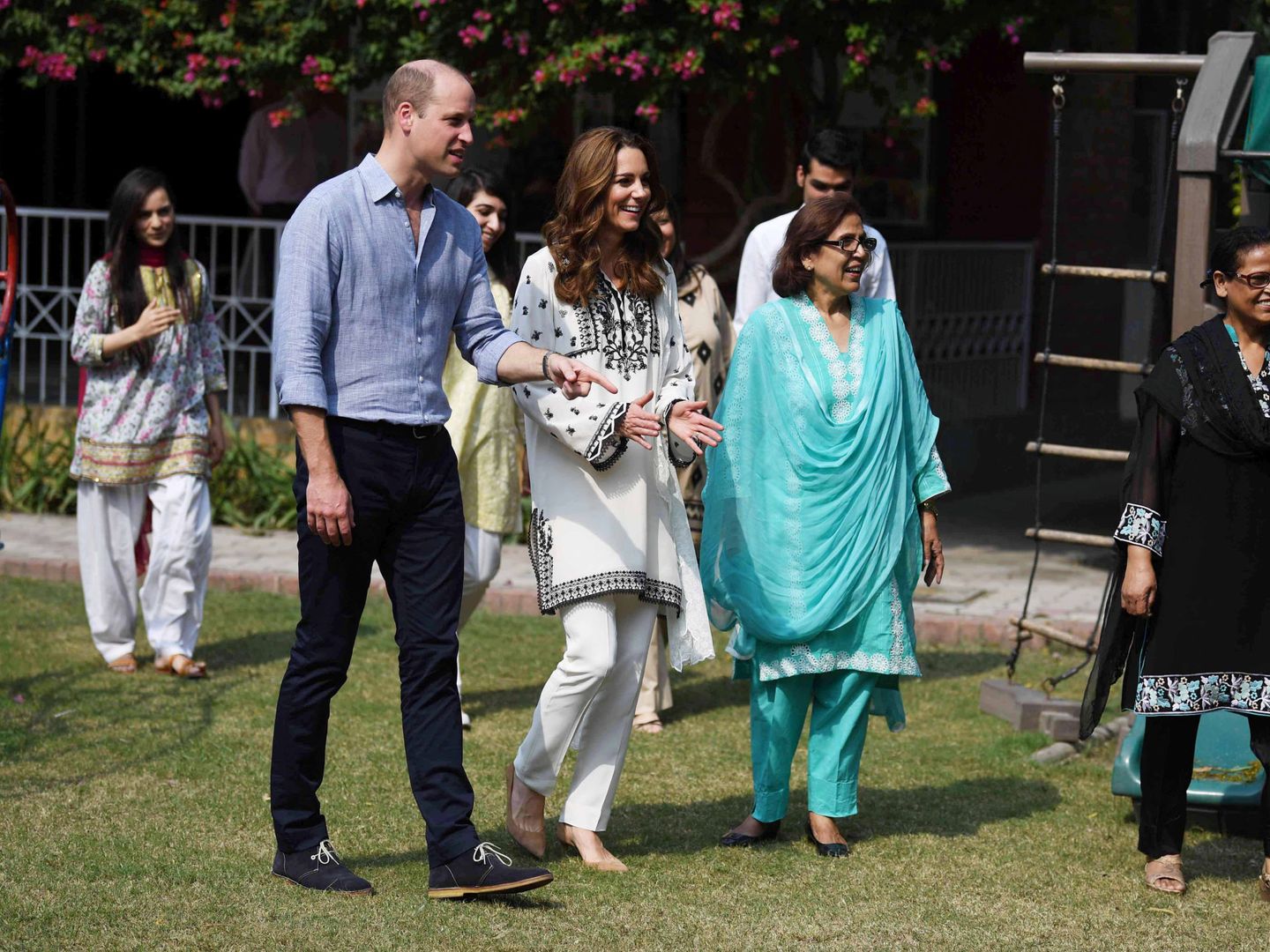 La duquesa de Cambridge en Pakistán, con el diseño de Élan. (Reuters)