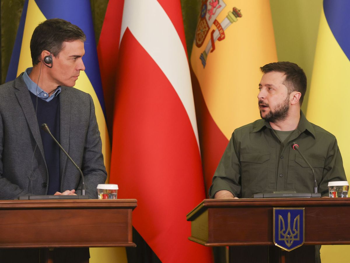 Foto:  El presidente del Gobierno, Pedro Sánchez (i), y el presidente de Ucrania, Volodímir Zelenski. (EFE/Miguel Gutiérrez)
