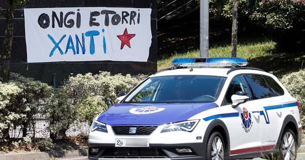 Foto: Una pancarta da la bienvenida a Santi Potros al paso de una patrulla de la Ertzaintza en su localidad natal de Lasarte-Oria. (EFE)