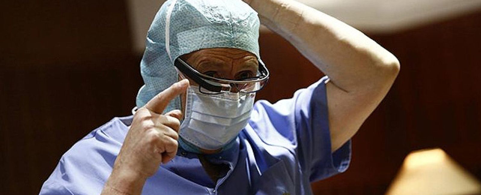 Foto: El doctor Guillén realiza la primera operación con Google Glass