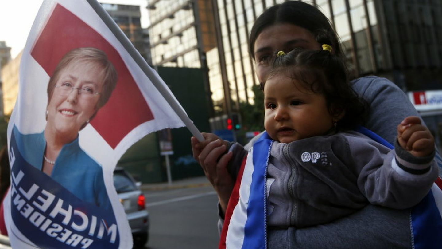 Bachelet gana en las quince regiones de Chile con mayoría absoluta en nueve (Efe)