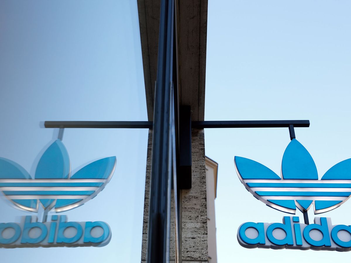 Foto: logo de Adidas en una tienda de Alemania (Reuters)