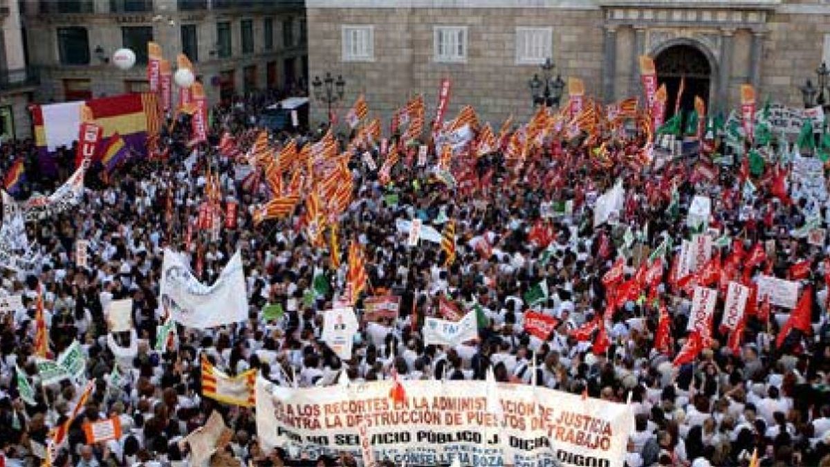 Miles de personas claman contra el ‘plan de la tijera’ de Artur Mas