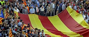A los catalanes les agobia el paro y la economía, pero les preguntan por independencia