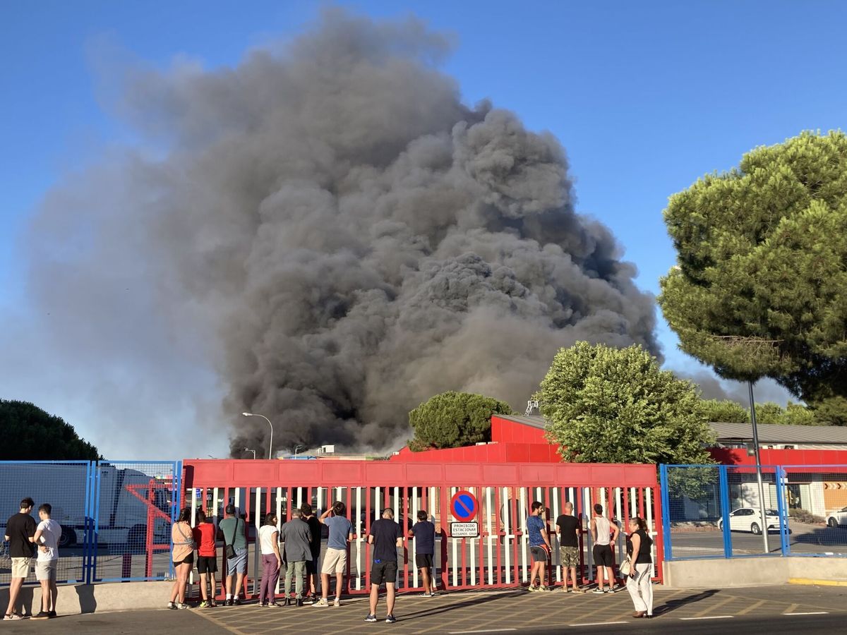 Foto: Vista del humo que salía de la nave de Mercamadrid incendiada. (EFE/Juan Carlos Gómez)