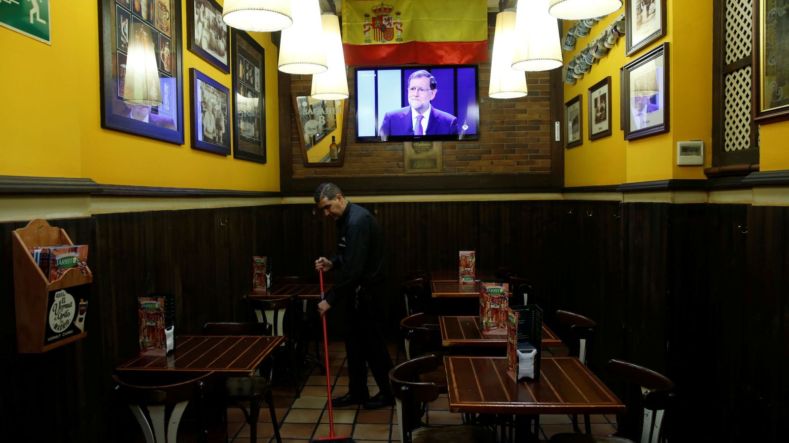Foto: Mariano Rajoy en una televisión en un bar durante el debate a cuatro. (Reuters)